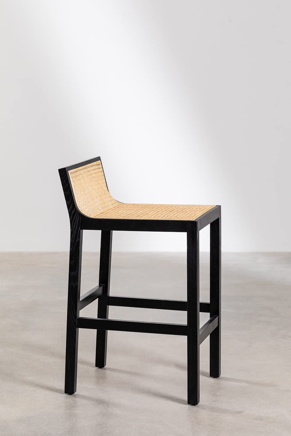 Czarny wysoki taboret rattanowy - Drewniany rattanowy, vintage, hoker z czarnego drewna