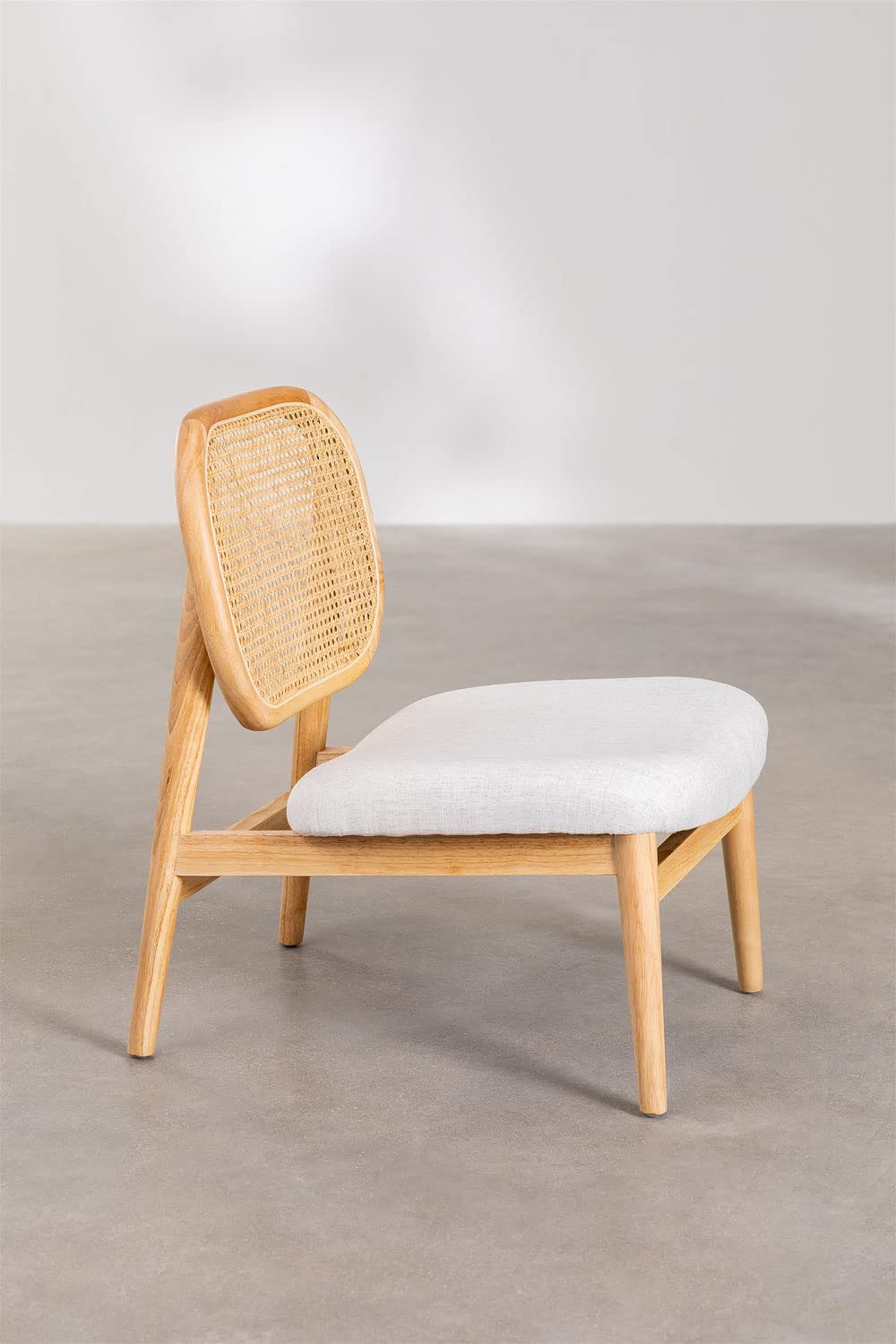 Drewniany fotel wypoczynkowy z rattanowym oparciem i tapicerowanym siedziskiem - fotel z gumowego drewna – vintage siedzisko 76 cm