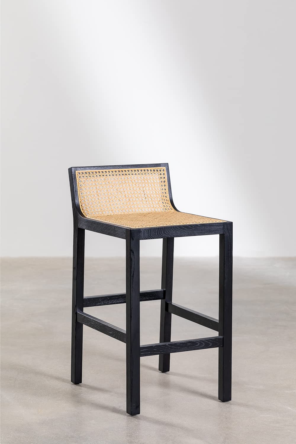 Czarny wysoki taboret rattanowy - Drewniany rattanowy, vintage, hoker z czarnego drewna