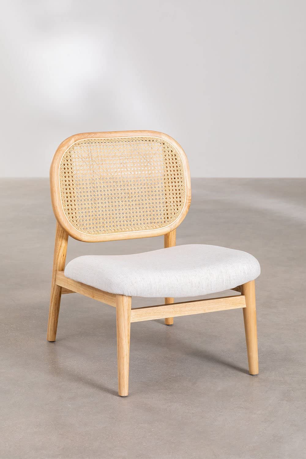 Drewniany fotel wypoczynkowy z rattanowym oparciem i tapicerowanym siedziskiem - fotel z gumowego drewna – vintage siedzisko 76 cm