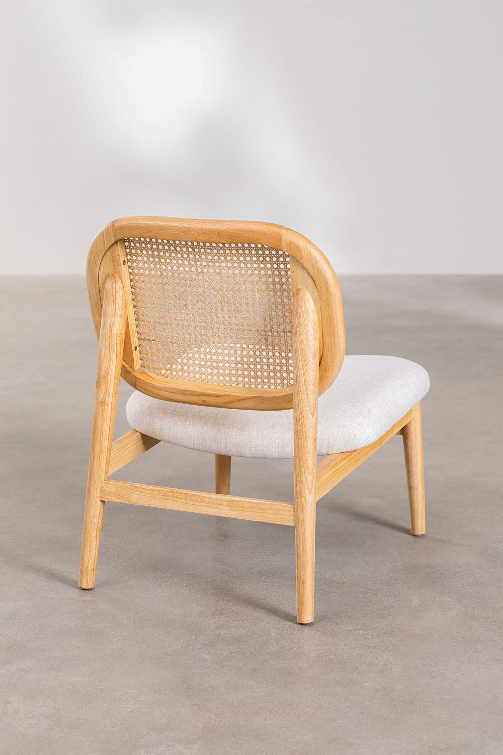 Drewniany fotel wypoczynkowy z rattanowym oparciem i tapicerowanym siedziskiem - fotel z gumowego drewna – vintage siedzisko 76 cm