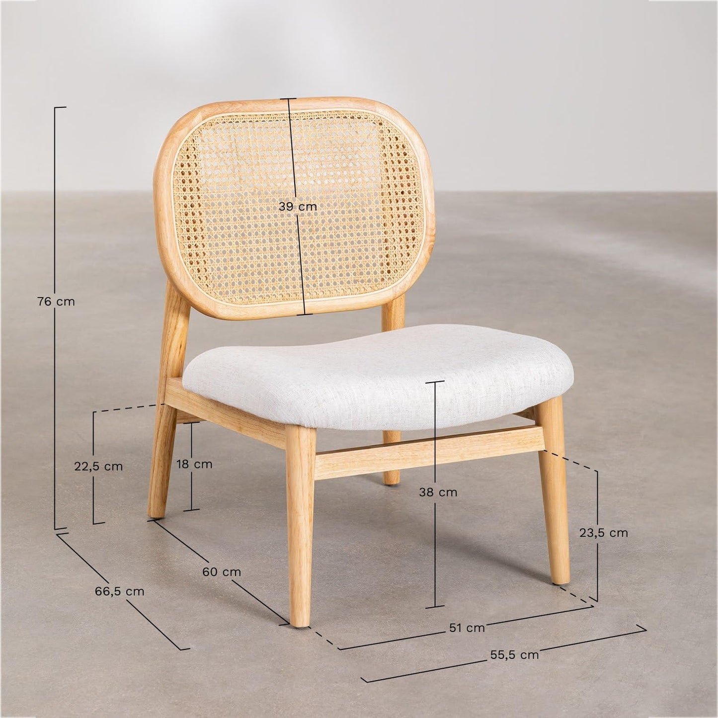 Drewniany fotel wypoczynkowy z rattanowym oparciem i tapicerowanym siedziskiem - fotel z gumowego drewna – vintage siedzisko 76 cm