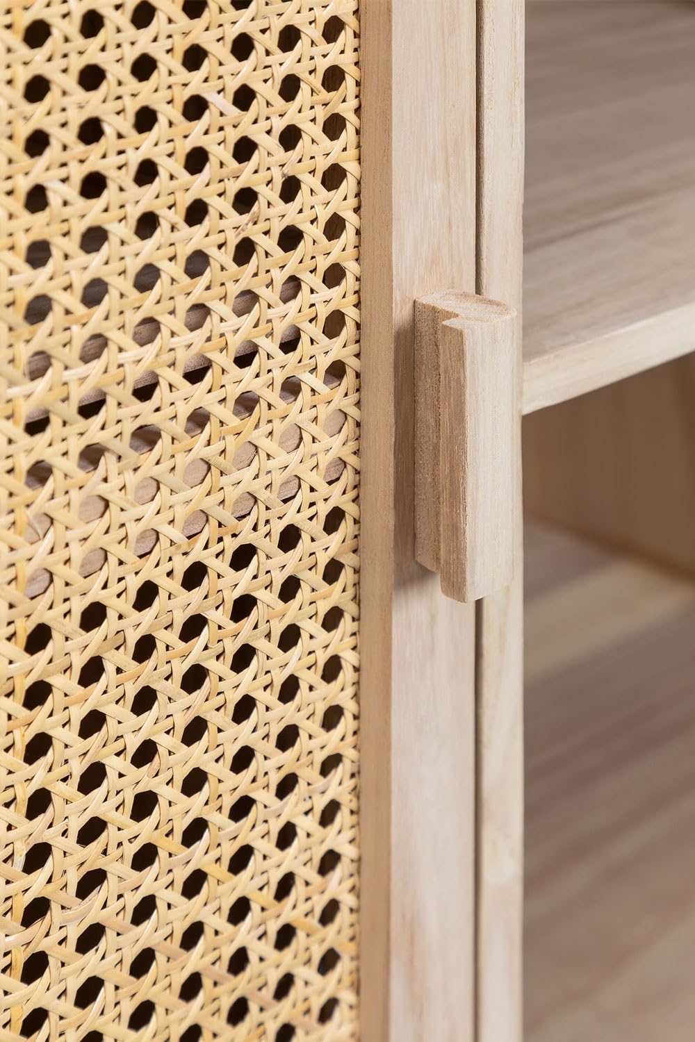 Skandynawski Kredens z Drewna Paulowni i Rattanowym Frontem – Elegancki Mebel Vintage
