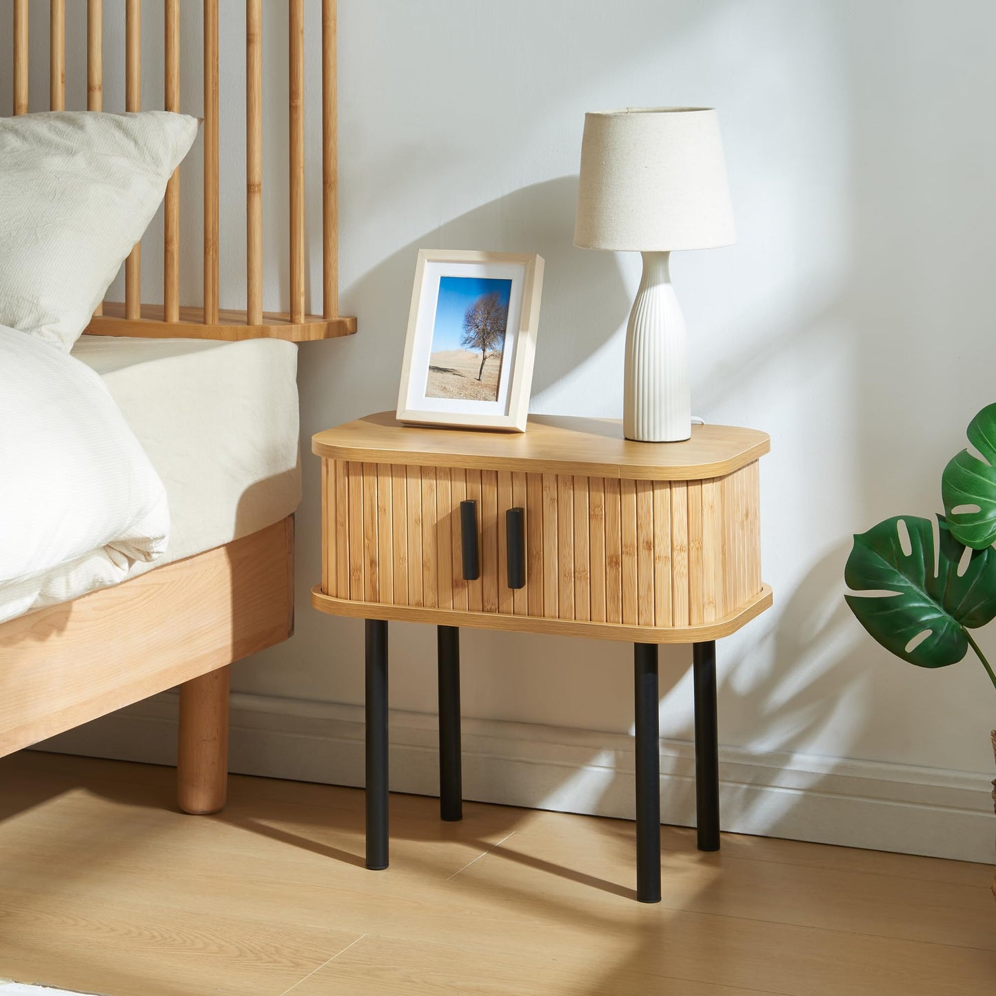 Bambusowy stolik nocny z 2 przesuwanymi drzwiami, czarne metalowe nogi – stolik pomocniczy do sypialni i salonu z