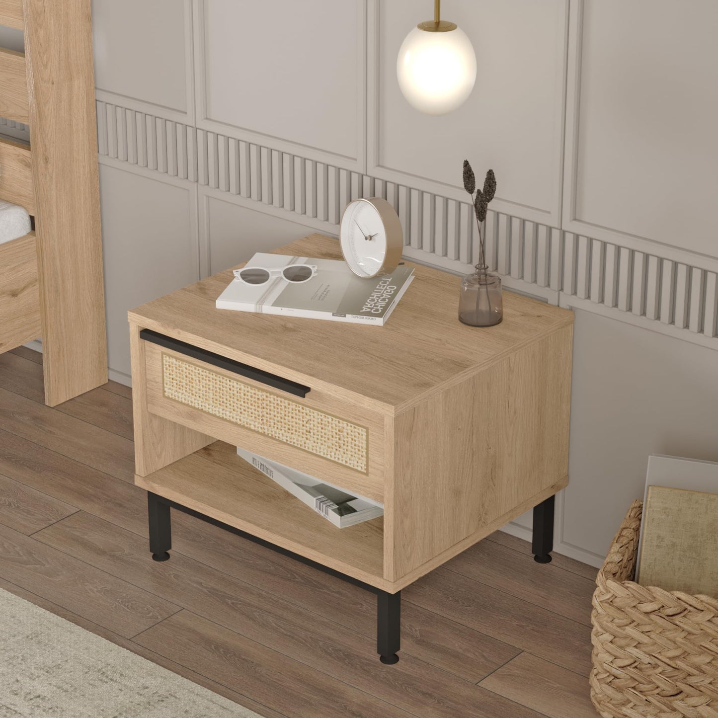 Stolik nocny z szufladą o wyglądzie rattanu i drewna dębu – stolik pomocniczy do sypialni i salonu 43x54x45 cm