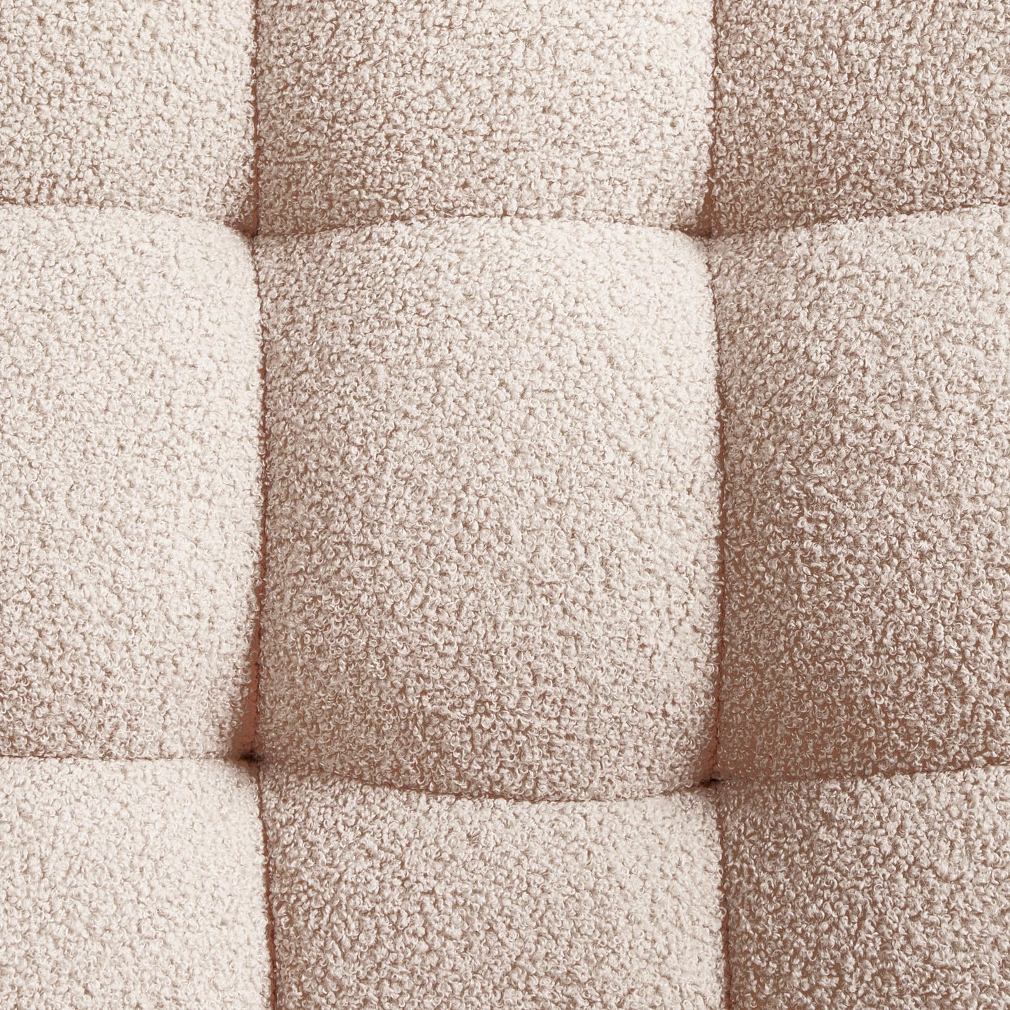 Nowoczesny fotel boucle z pikowanym oparciem i żelaznymi nóżkami – beżowy, ozdobny design